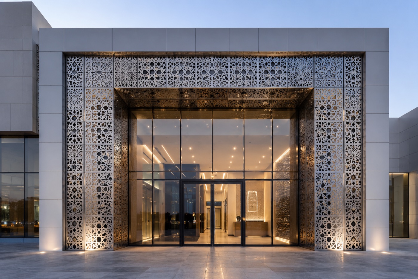 واجهة معمارية بزخارف معدنية مقصوصة بالليزر